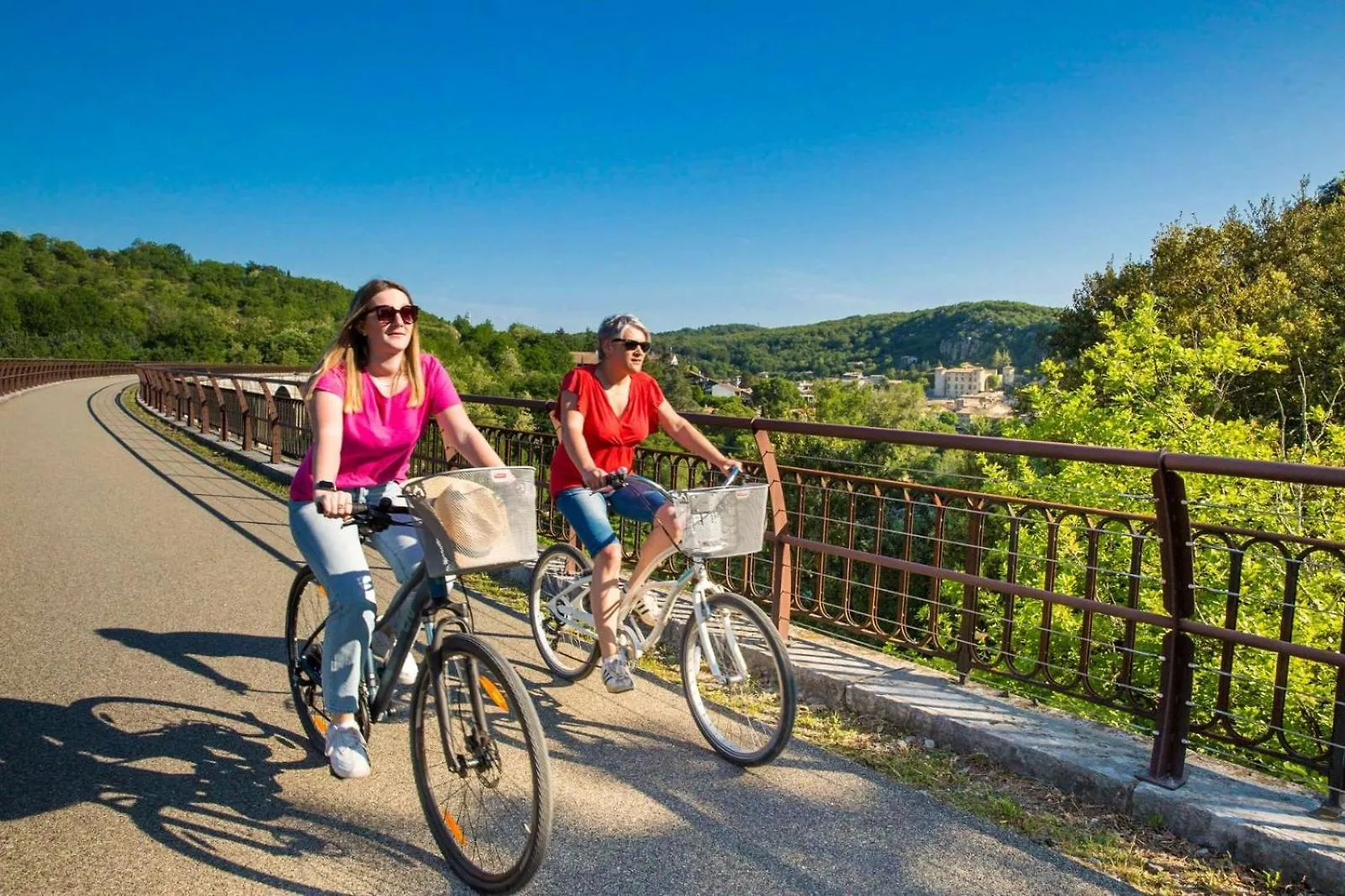Camping La Grand'Terre 4 Etoiles - Linge De Maison Inclus - Clim - Tv - Plancha - Lave-Vaisselle - 4 Personnes 2 Chambres Ruoms 0*,